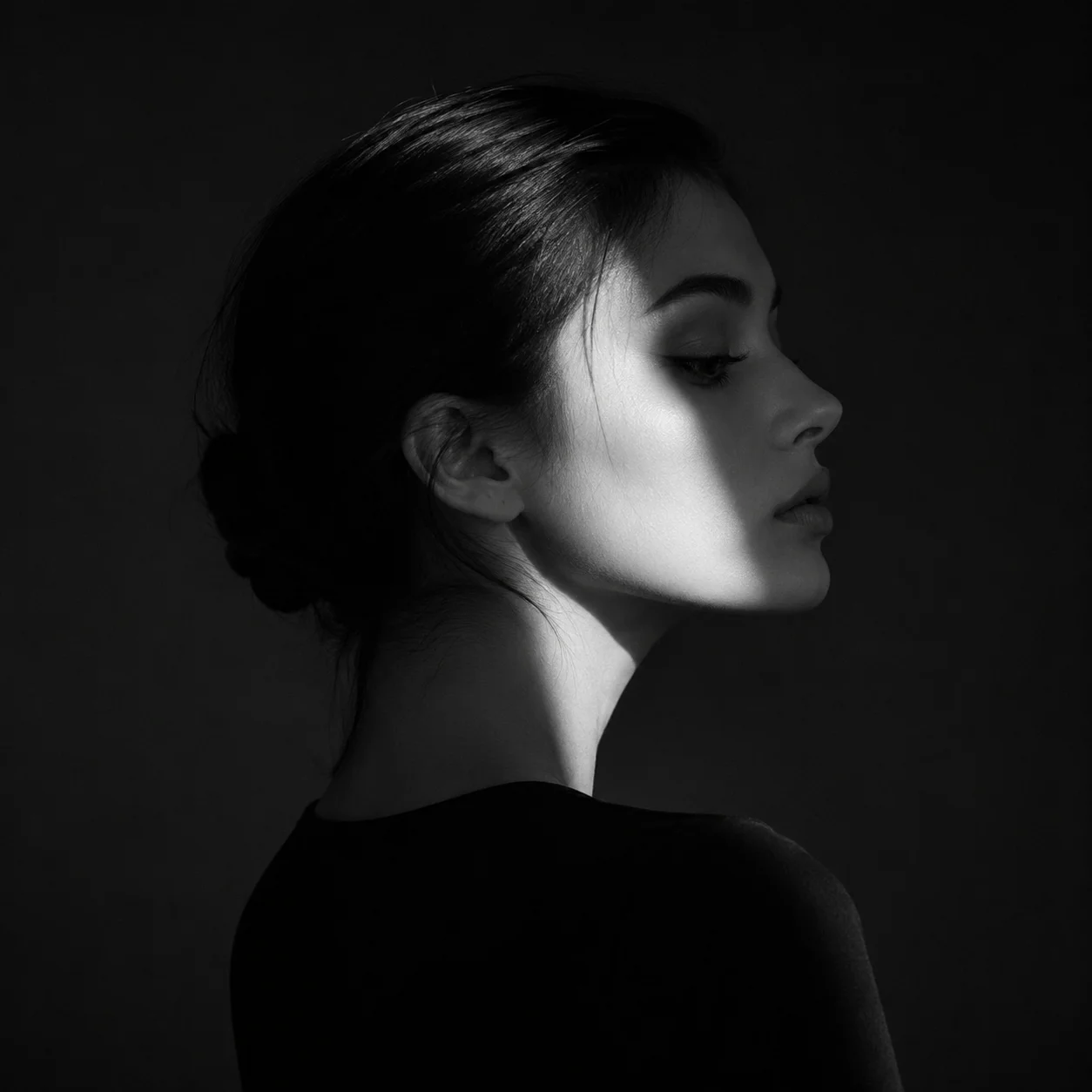 Artistic black and white pfp with side profile and shadow detail for a moody aesthetic avatar