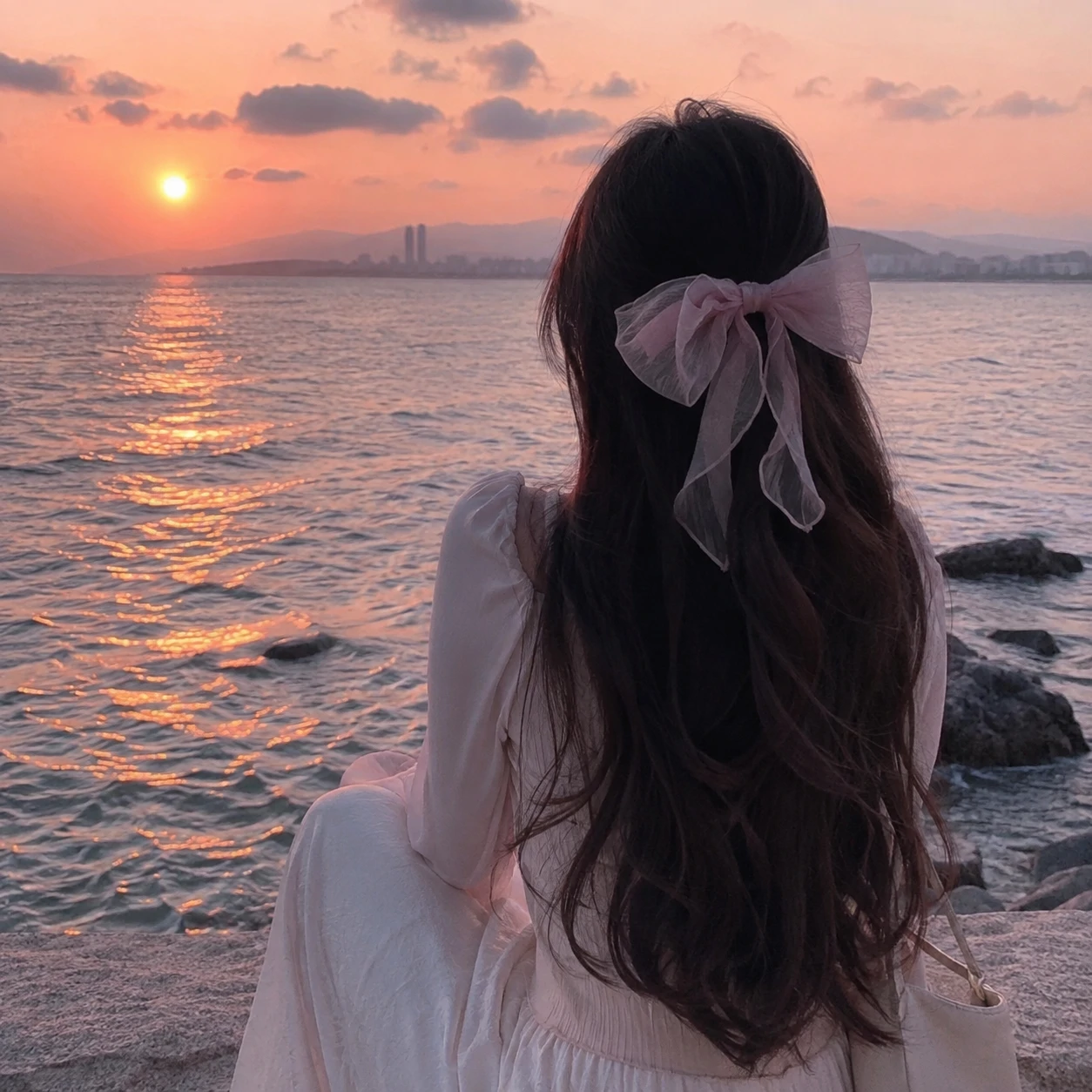 Long-haired back view portrait for an unknown girl pfp.